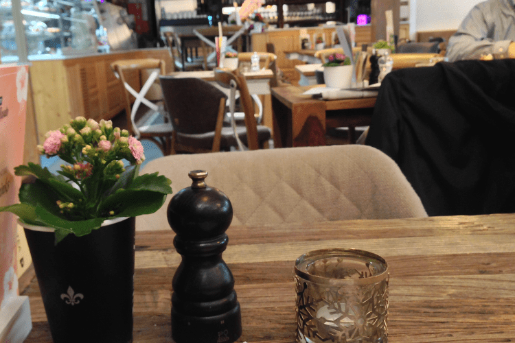 ein Tisch im Café