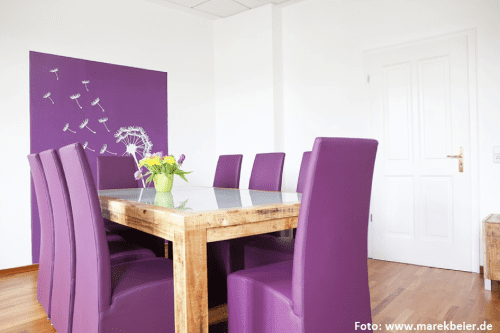 großer Tisch Stühle in lila Farbe
